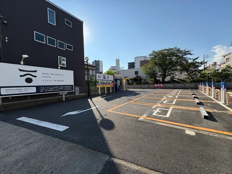 ホテル前の平駐車場