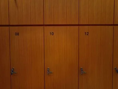 番号付きの更衣室ロッカー
