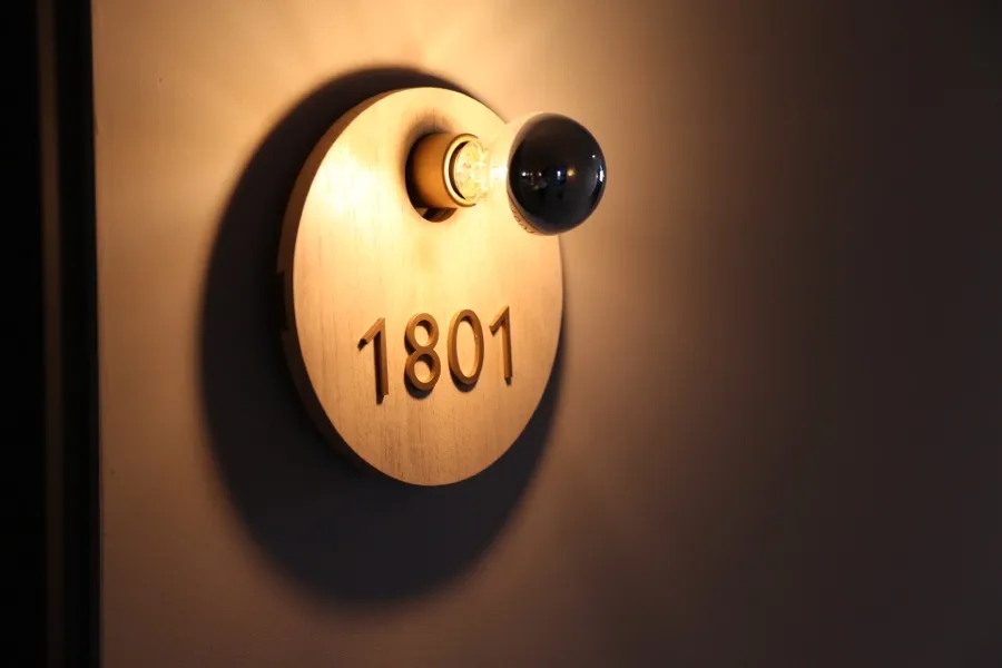 客室番号 1801 のルームプレート